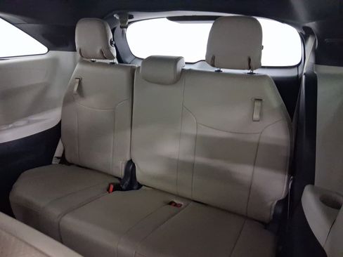 Used 2021 Toyota Sienna Limited image 29