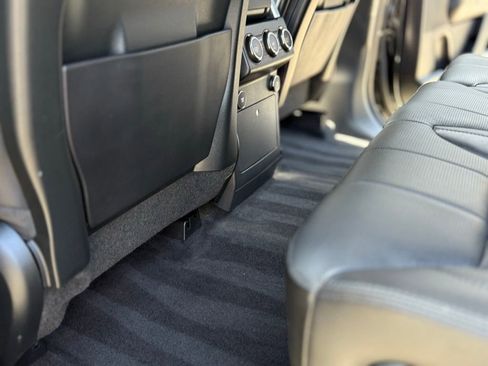 Used 2019 Land Rover Discovery SE image 14