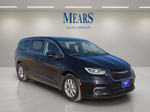 Used 2023 Chrysler Pacifica Touring-L image 7