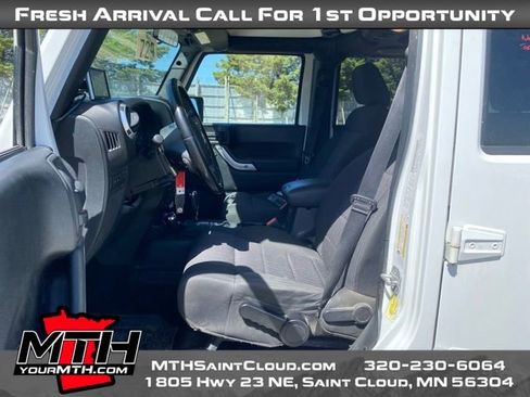 Used 2012 Jeep Wrangler Unlimited Rubicon w/ Dual Top Group AWD/4WD image 9