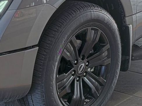 Used 2023 Nissan Titan SV w/ SV Convenience Package image 11