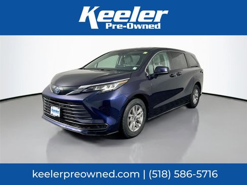 Used 2022 Toyota Sienna LE image 1