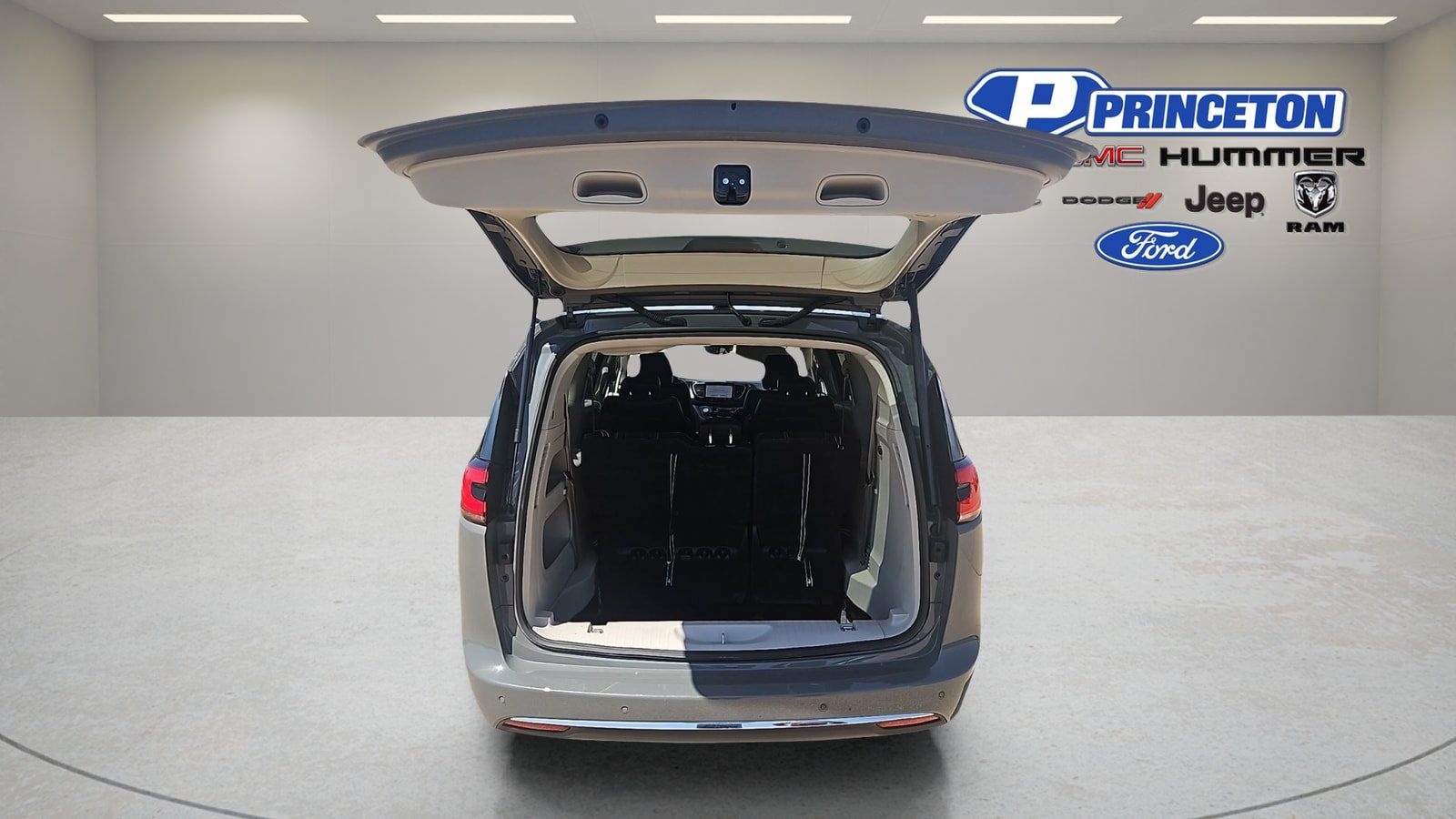 Used 2023 Chrysler Pacifica Touring-L FWD image 21