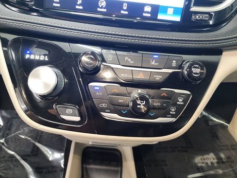 Used 2022 Chrysler Pacifica Touring-L FWD image 21