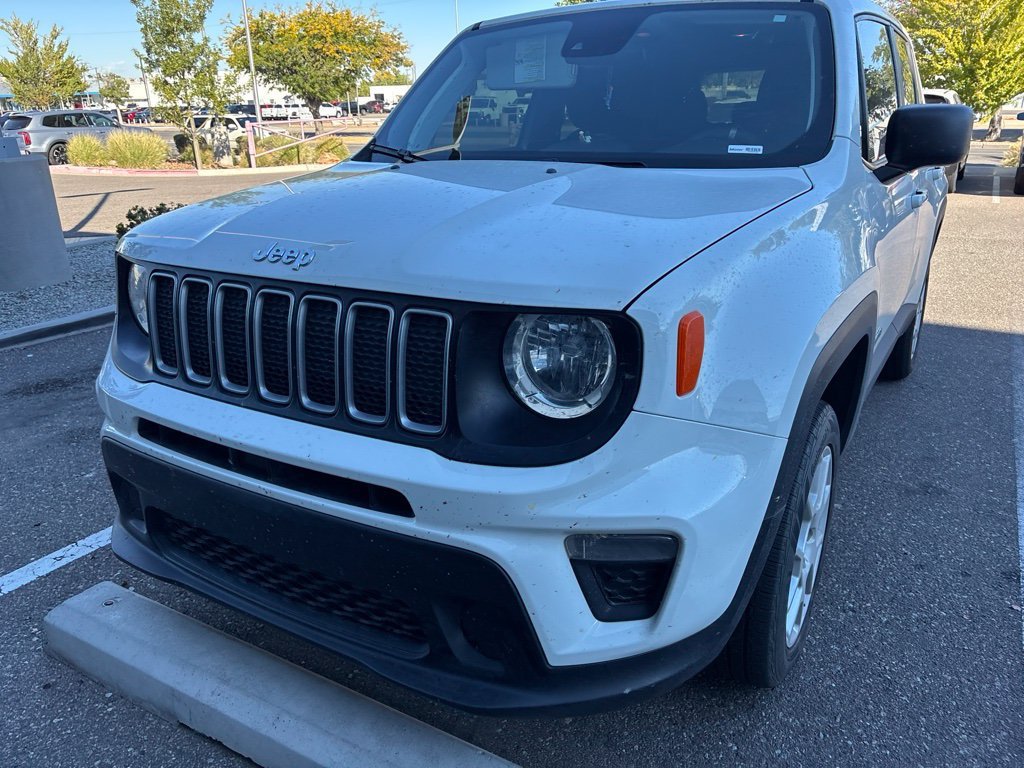 Used 2023 Jeep Renegade Latitude AWD/4WD image 3