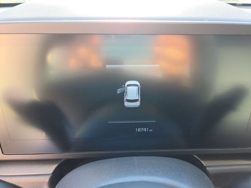 Used 2025 Kia Niro LX FWD image 2