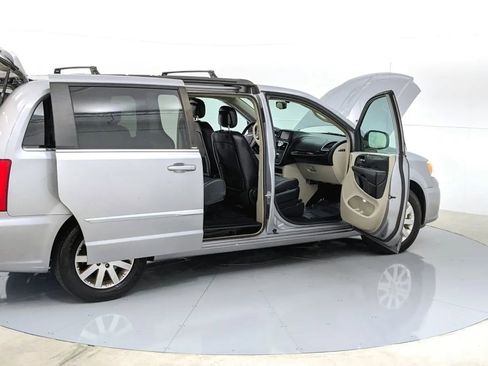 Used 2014 Chrysler Town & Country Touring image 33