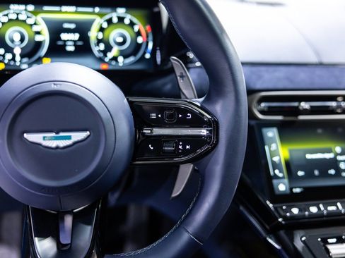 Used 2025 Aston Martin V8 Vantage Coupe image 38