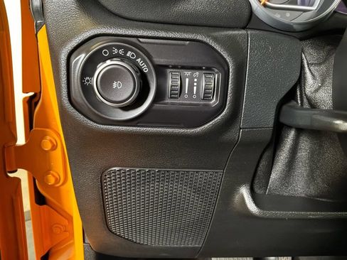 Used 2018 Jeep Wrangler Unlimited Sahara w/ Uconnect 4C Nav & Sound Group AWD/4WD image 25