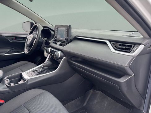 Certified 2020 Toyota RAV4 LE image 32