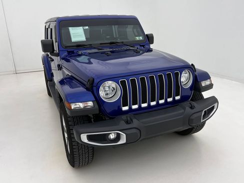 Used 2018 Jeep Wrangler Unlimited Sahara image 3