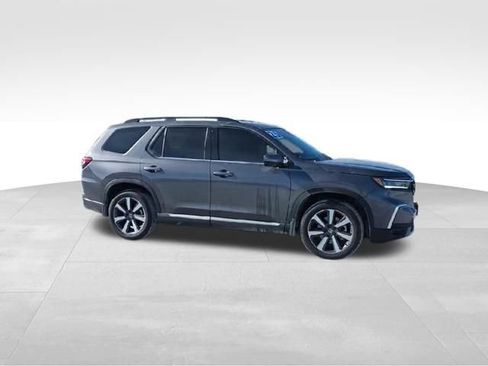 Used 2025 Honda Pilot Touring image 2