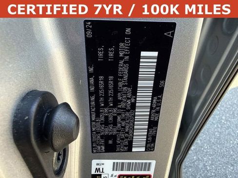 Used 2024 Toyota Highlander XLE AWD/4WD image 29
