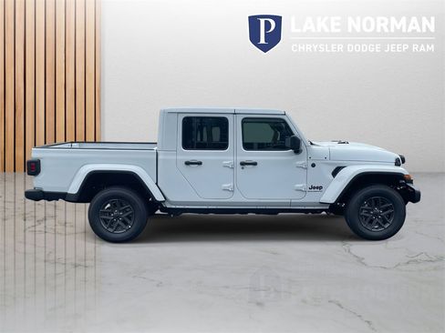 New 2025 Jeep Gladiator Sport image 9
