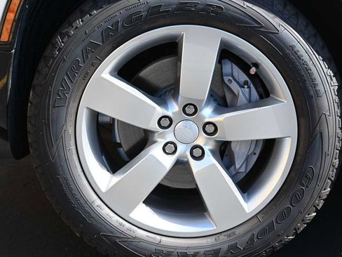 Used 2023 Land Rover Defender 90 X-Dynamic SE image 9