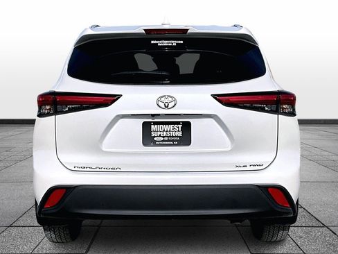 Used 2021 Toyota Highlander XLE image 4