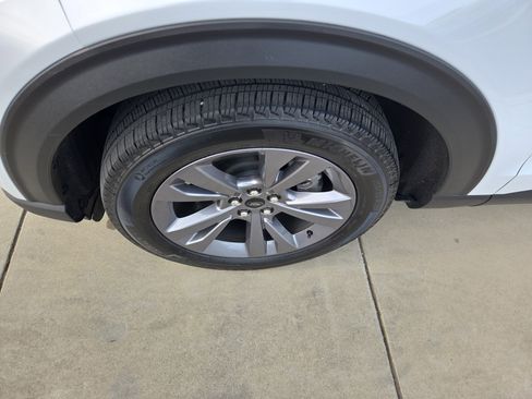 Used 2025 Ford Explorer Active w/ Active Comfort Package image 9