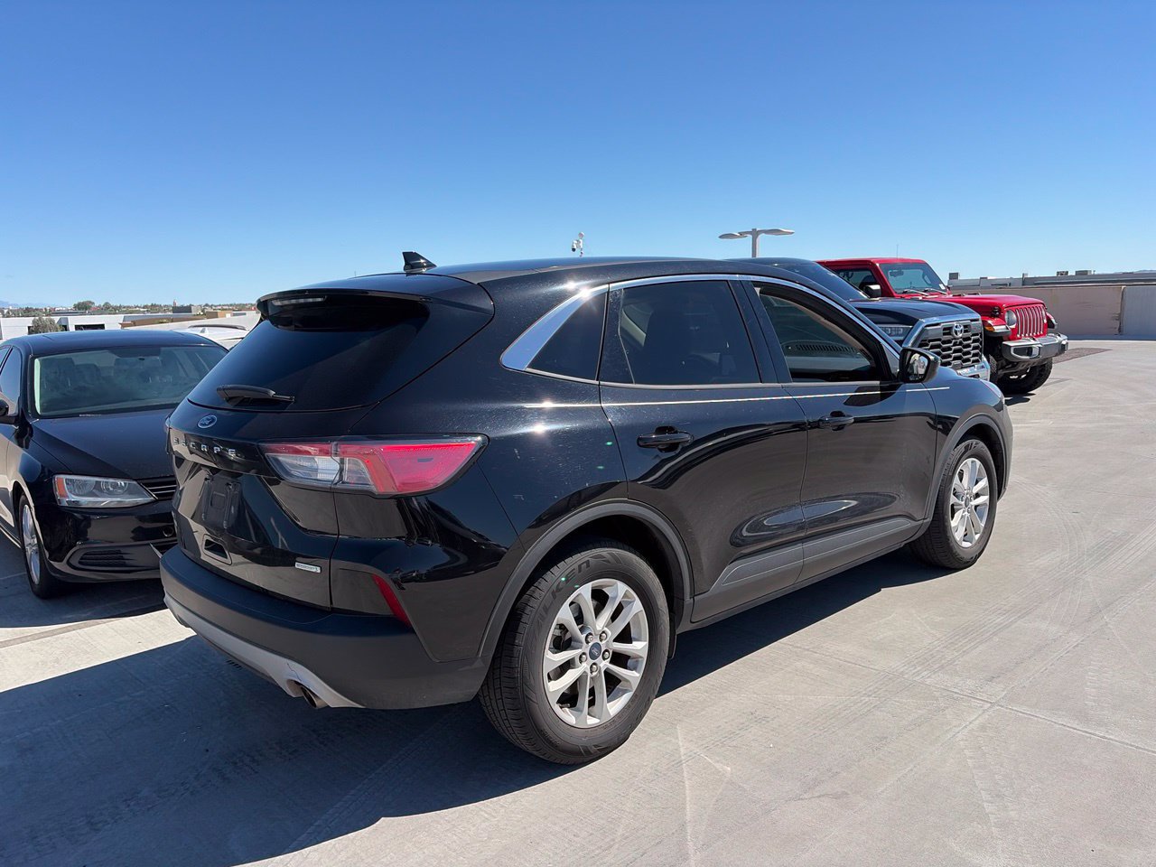 Used 2020 Ford Escape SE FWD image 2