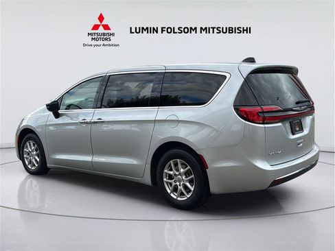 Used 2024 Chrysler Pacifica Touring-L FWD image 3