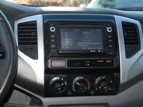 Used 2014 Toyota Tacoma PreRunner image 15