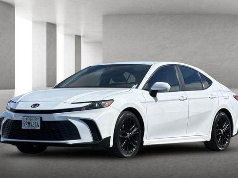 Used 2025 Toyota Camry SE image 8