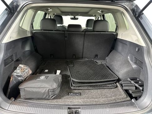 Used 2021 Volkswagen Tiguan SE w/ Panoramic Sunroof Package image 18