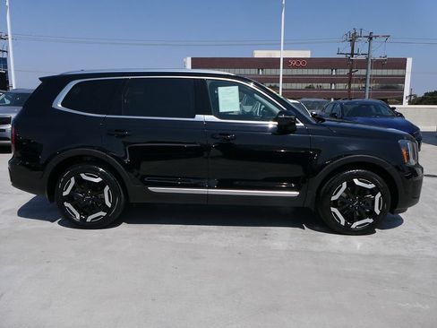 Used 2024 Kia Telluride EX w/ EX Captain's Chair Package FWD image 2