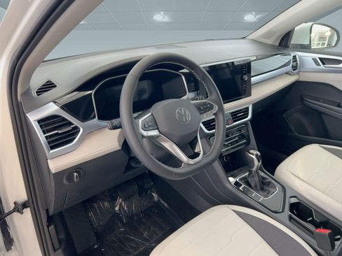 New 2026 Volkswagen Taos SE image 4