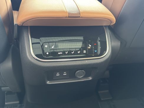 Used 2025 Nissan Armada Platinum Reserve w/ Convenience Package RWD image 29