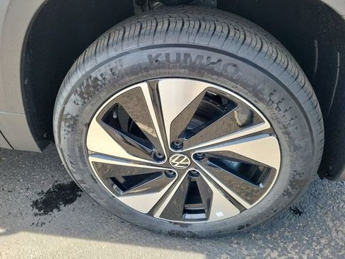 New 2024 Volkswagen Taos SE image 20