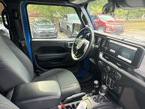 Used 2024 Jeep Wrangler Unlimited Sport AWD/4WD image 33