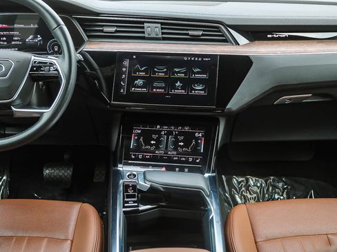 Used 2022 Audi e-tron Premium Plus w/ Premium Plus Package image 13