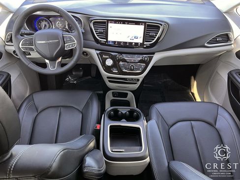 Used 2024 Chrysler Pacifica Touring-L image 11