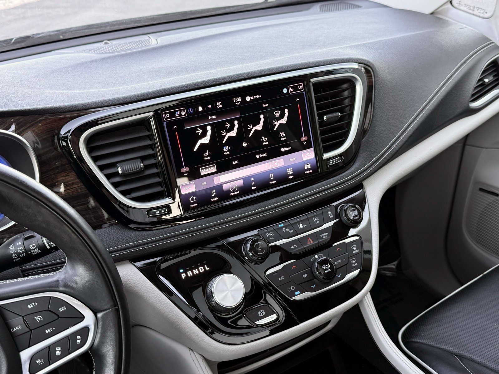 Used 2022 Chrysler Pacifica Limited FWD image 47