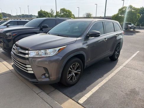 Used 2019 Toyota Highlander Plus FWD image 2