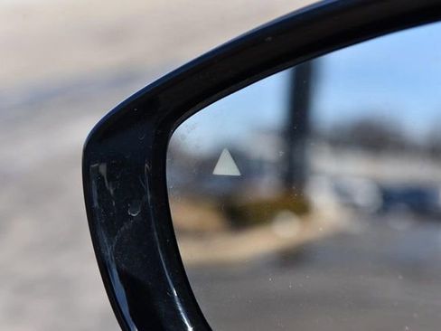 Used 2024 Chrysler Pacifica Touring-L image 11