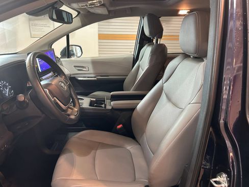Used 2025 Toyota Sienna XLE FWD image 23