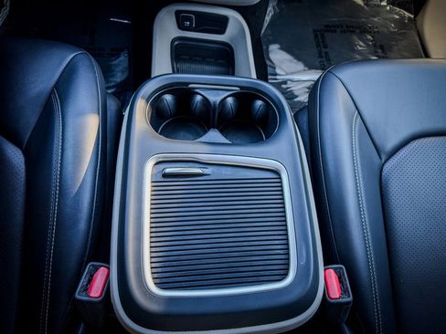 Used 2023 Chrysler Pacifica Touring-L image 25