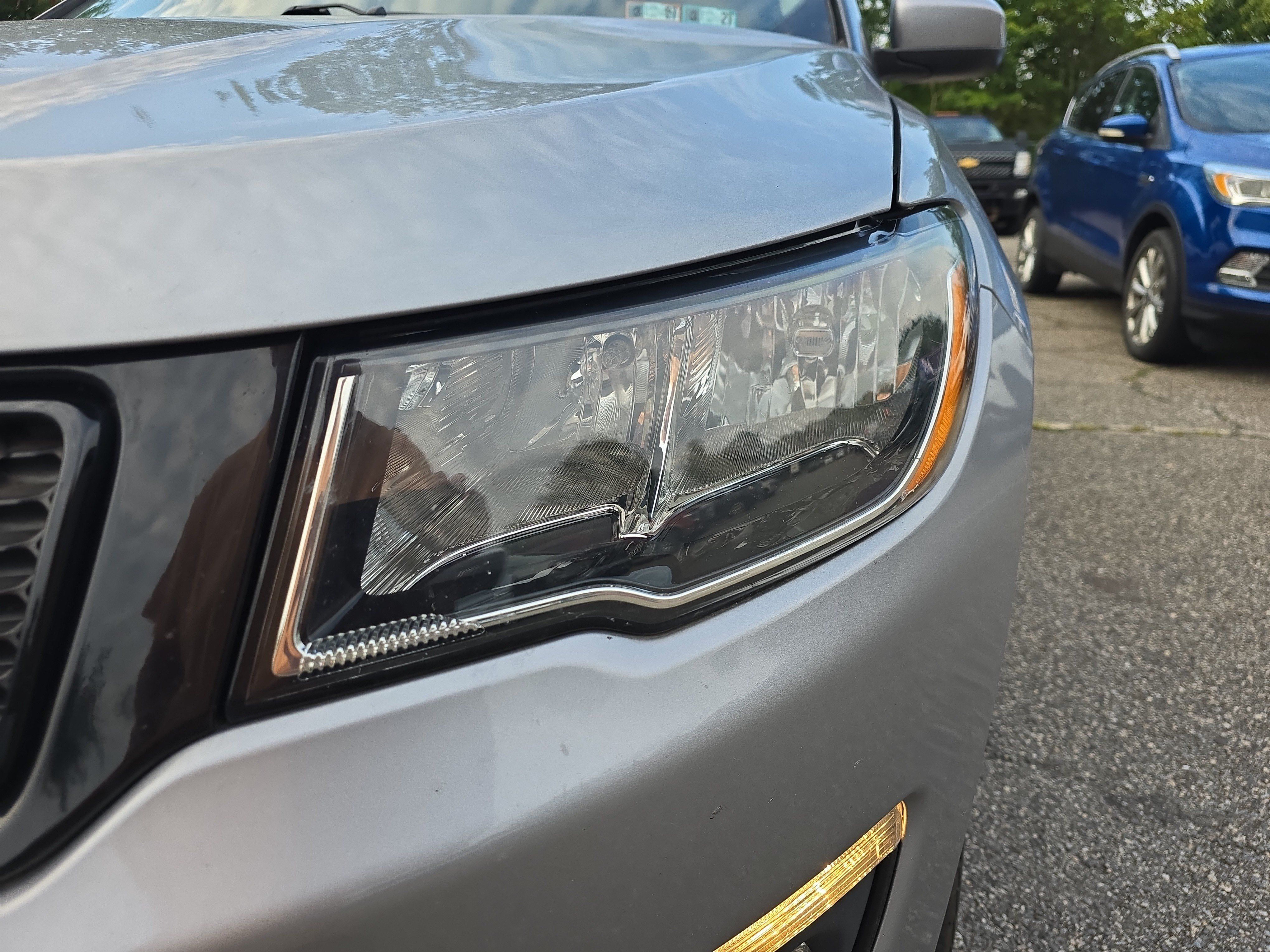 Used 2018 Jeep Compass Latitude w/ Popular Equipment Group AWD/4WD image 9