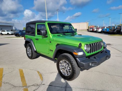 Used 2025 Jeep Wrangler Sport AWD/4WD image 7