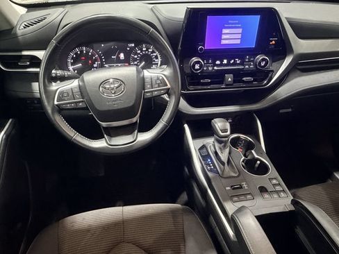Used 2024 Toyota Highlander LE AWD/4WD image 13