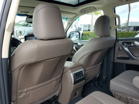 Used 2022 Lexus GX 460 Premium w/ Accessory Package image 16