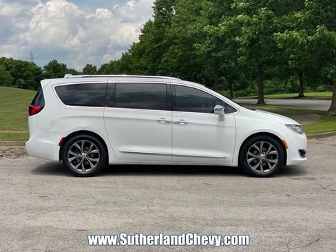 Used 2017 Chrysler Pacifica Limited FWD image 8