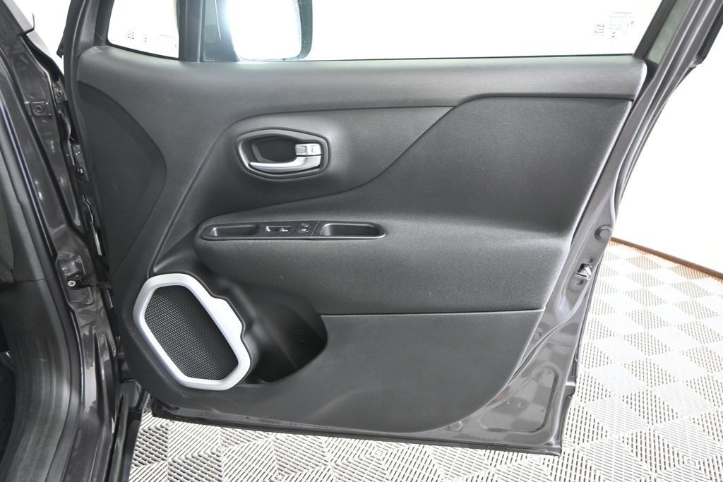 Used 2018 Jeep Renegade Latitude w/ Cold Weather Group AWD/4WD image 12