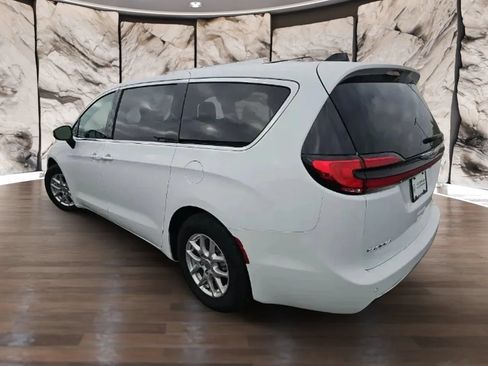 Used 2023 Chrysler Pacifica Touring-L FWD image 4