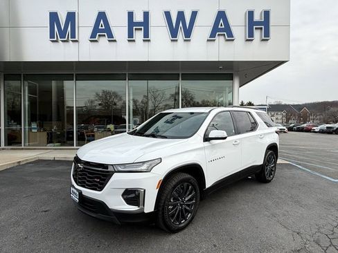 Used 2023 Chevrolet Traverse RS image 2