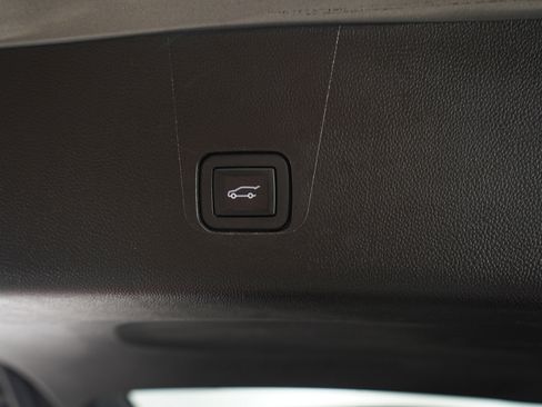 Used 2019 Chevrolet Traverse LT image 12