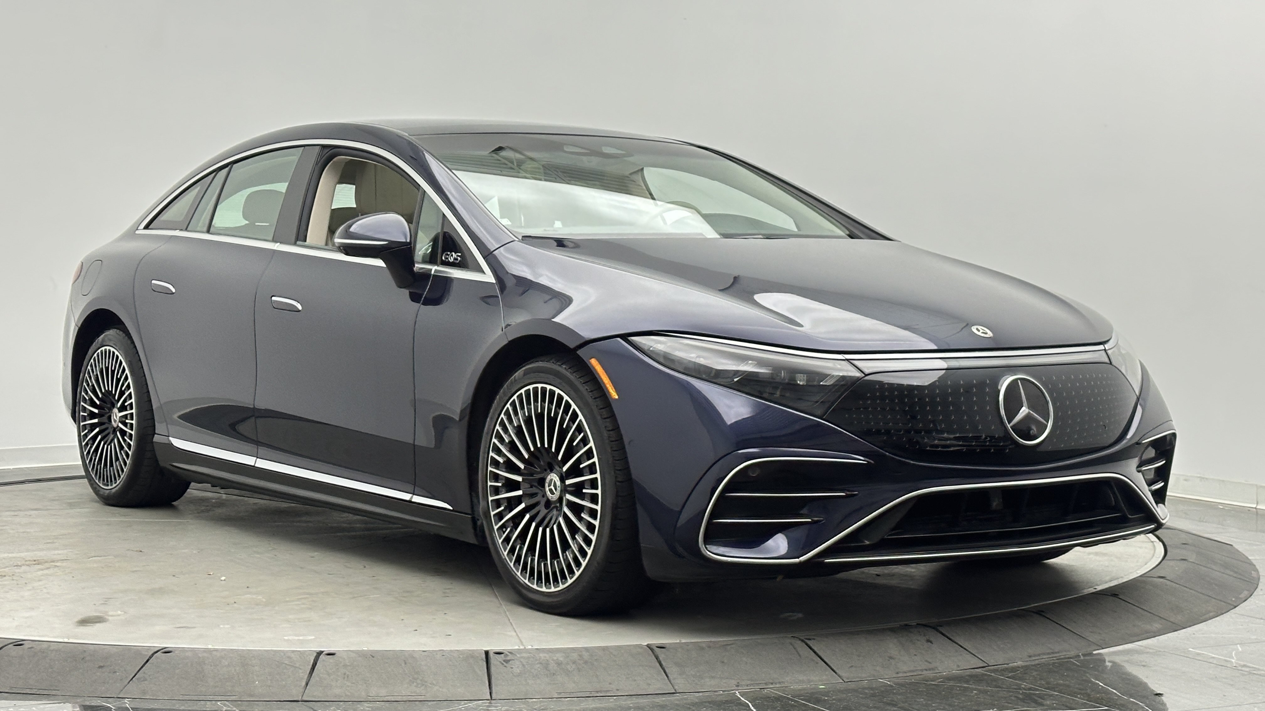 Used 2022 Mercedes-Benz EQS 580 4MATIC Sedan w/ Exclusive Trim Package image 3