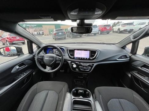 Used 2022 Chrysler Pacifica Touring FWD image 35