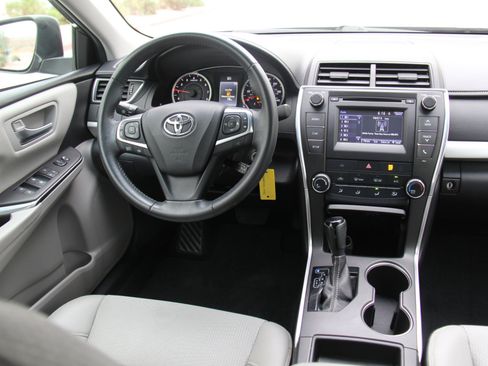 Used 2017 Toyota Camry SE image 9
